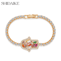 Bracelet à breloques réglable en plaqué or 18 carats arc-en-ciel Rose Madonna pour femmes avec perle de coupe marquise motif croix en cuivre vente en gros
