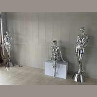 Sculpture de robot féminin en fibre de verre chromée argentée, style statue, pour centre commercial, bar, villa de luxe, ornement d'art moderne