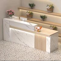 Comptoir de réception moderne et minimaliste en bois pour salon de beauté, spa, magasin, hôtel, école et hôpital