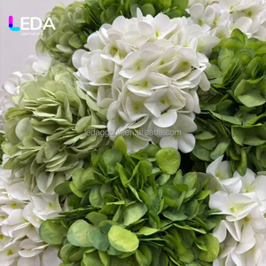 โรงงาน LEDA ผลิตและจำหน่ายโดยตรง ลูกบอลดอกไฮเดรนเยียสีเขียวขาว ดอกไม้ประดิษฐ์จากผ้าไหม สำหรับตกแต่งงานแต่งงานและงานอีเว้นท์ - Product Image 4