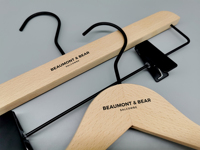Ensemble de cintres en bois de hêtre naturel avec logo personnalisé, encoches antidérapantes, crochet en métal noir mat, cintres solides en bois pour présentation en hôtel