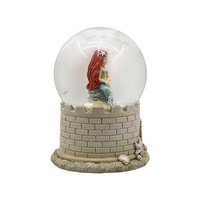 Globe à neige sirène en résine peinte à la main, étanche, avec base château, sculpture nautique, décoration côtière pour la maison, rond, vente en gros B2B