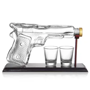 Vendita calda di alta qualità produttore di whisky pistola Decanter con la pistola a forma di bicchierino su vassoio di mogano set di whisky