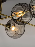 Plafonnier de style industriel moderne avec abat-jour en maille et tiges en laiton, parfait pour le salon, la chambre et la décoration de loft