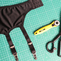 Accessoires haut de gamme pour bas et collants : Jarretelles, Boucles en caoutchouc, Boucles en métal en forme de gourde, Styles scintillants, Bas longs, Bas en soie