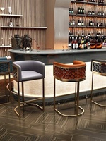 Tabouret de bar moderne et minimaliste de luxe léger avec dossier haut et structure en fer, configuration à pédale, pour usage commercial, zones de visionnage de télévision à côté de la piscine