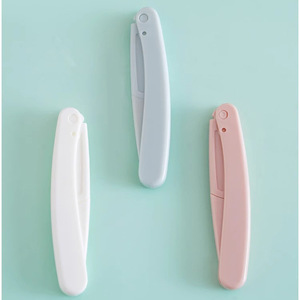Maquinilla de afeitar plegable para cejas, segura y resistente a los arañazos, juego de herramientas de maquillaje de 3 piezas con cuchilla macro para principiantes. - Product Image 3
