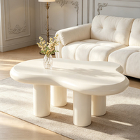 Nouvelle table basse en bois de luxe en forme de nuage avec des éléments modernes de style nordique et rustique pour un salon minimaliste