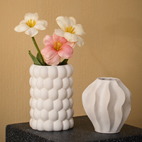 Vase en céramique plissé de style nordique minimaliste, ornement de décoration intérieure pour salon, récipient à fleurs pour fleurs séchées et hydroponiques