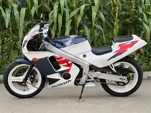 1 Honda <span class=keywords><strong>CBR</strong></span> 250RR MC19 Phase, quatre cylindres en ligne, refroidi par eau, 250 cm³, moto de route refroidie par liquide, avec habillage similaire aux voitures neuves - Product Image 4