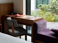 Série de meubles d'hôtel 5 étoiles de luxe haut de gamme, ensemble de chambre à coucher en bois de noyer massif, lit, bureau, chaise, table à manger, canapé de hall, sur mesure