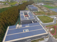Système de montage solaire pour toit plat réglable avec structure modulaire étanche pour installations photovoltaïques commerciales et industrielles