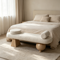 Banc d'entrée sculptural Wabi Sabi en gros d'usine, rembourré en bouclette crème moelleuse, long, avec formes sphériques et trapézoïdales variées, massif
