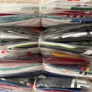 เสื้อฟุตบอลชายคอวี แบรนด์ไทย ดีไซน์สีตัดต่อ แขนสั้น ผ้าโพลีเอไมด์ ของใหม่ ไม่เคยใช้งาน - Product Image 2