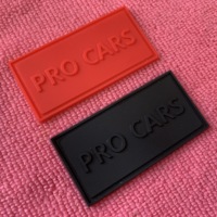 Étiquette en PVC gaufrée 3D de couleur rouge unie de qualité supérieure, patch en caoutchouc pour portefeuille, étiquette en caoutchouc de silicone flexible au design le plus récent