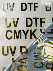 فيلم REDLABEL UV DTF للطباعة الحرارية ونقل الحروف (فيلم <span class=keywords><strong>E</strong></span>) قابل للغسل، مناسب للأعمال اليدوية، رقائق ذهبية للختم الساخن على الألومنيوم - Product Image 3