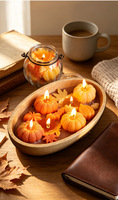 Bougie parfumée en forme de citrouille et feuille d'érable dans un bol en bois, idéale pour les centres de table de Thanksgiving