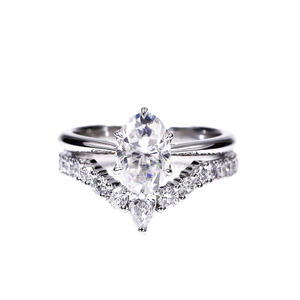 Anillo de Compromiso Personalizado de Oro Blanco de 14K con Diamante Moissanita Ovalado de Corte Brillante de 7x9mm, Engaste de Puntas, Estilo Clásico - Product Image 1