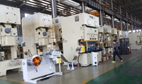 Presse à puissance à cadre en C de 200 tonnes, machine d'estampage, machine de poinçonnage, ligne d'automatisation des ampoules LED en aluminium