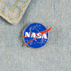 ขายตรงจากโรงงาน เข็มกลัดโลหะผสม NASA แบบคลาสสิก ตกแต่งเสื้อผ้าธีมนักบินอวกาศ อุปกรณ์ตกแต่งด้านการบินและอวกาศ เข็มกลัดเคลือบ - Product Image 3