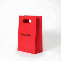 Sac en papier rouge économique avec poignée découpée, sac cadeau en papier avec logo UV, sac en papier avec boîte rouge et processus de gaufrage