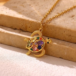 Collana con Ciondolo Tartaruga Marina in Acciaio Inossidabile Placcato Oro 18K con Zirconia Arcobaleno Scintillante, Gioiello Estivo da Spiaggia e Oceano, Regalo per Donne - Product Image 2