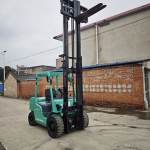 Montacargas Diésel Usado Mitsubishi FD30 de 3 Toneladas y 3 Metros, Dos Mástiles, Modelo 2023, 4WD, 1 Año de Garantía - Product Image 3