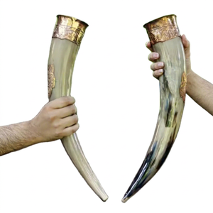 Corne à boire authentique et écologique, polie, style animalier viking, avec bordure en laiton et support en cuir, cadeau de mariage pour garçons d'honneur et demoiselles d'honneur - Product Image 1