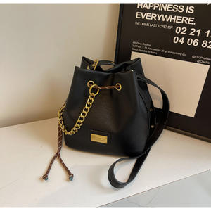 Bolso tipo cubo de moda para mujer en cuero marrón con diseño de cadena dorada - Product Image 5