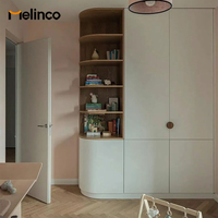 Système d'armoires murales Melinco sur mesure, même couleur, solution tout-en-un pour chambre principale, dressing, armoire de rangement