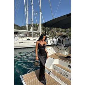 Robe de soirée noire Sofia brodée, coupe trapèze, col montant, bretelles spaghetti, taille empire, style soirée - Disponible en tailles XS à XL - Product Image 3