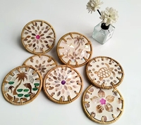 Meistverkaufte, farbenfrohe, runde Untersetzer im Bohemian-Stil aus Rattan mit Muscheldesign, 10 cm, für Teetische und Getränkebecher