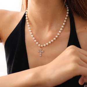 Symboles sacrés dorés |   Pendentif Clé Croix en Acier Inoxydable Plaqué Or PVD 18K avec Breloque Foi |   Imperméable, hypoallergénique et durable - Product Image 3