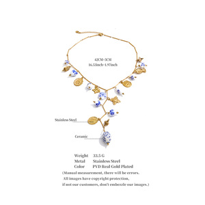 JINYOU 4586 Collana con Ciondolo in <span class=keywords><strong>Acciaio</strong></span> Inossidabile Placcato Oro con Perline in Ceramica Blu Floreale Bohemien e Charm Multiplo a Moneta Angelo - Product Image 6