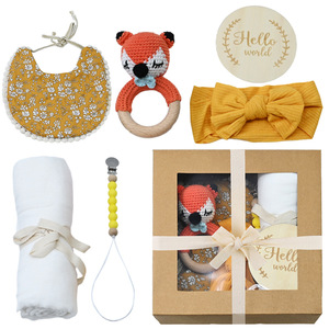Vente en gros de poupées au <span class=keywords><strong>crochet</strong></span> Ensemble cloche en bois pour bébé boîte-cadeau de <span class=keywords><strong>naissance</strong></span> chaîne de sucette boîte-cadeau du premier mois de <span class=keywords><strong>naissance</strong></span> pour bébé - Product Image 3