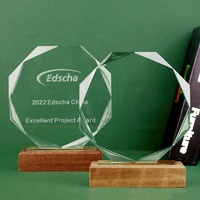 Vente en gros bon marché Trophée en verre cristal de forme octogonale vierge avec socle en bois Trophée en bois
