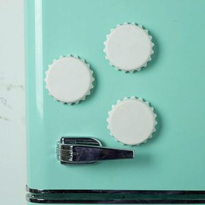 Décapsuleur magnétique personnalisé en plastique ABS rond Xdh760 en forme de capsule de bière pour réfrigérateur - Product Image 6