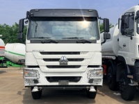 Camion-citerne à eau SINOTRUK HOWO 6x4 LHD 340 CV 20 m³ Camion-citerne à eau avec arroseur