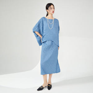 ชุดพลีทสุดหรูสำหรับผู้หญิง ลายคลื่น ผ้าเนื้อนุ่ม สวมใส่สบาย แขนทรงปีกค้างคาว ชุดสองชิ้น สไตล์เกาหลี สำหรับการค้าขายข้ามพรมแดน - Product Image 2