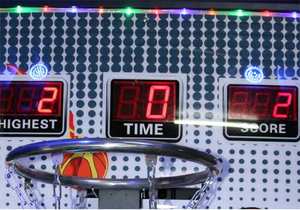 Machine de jeu de tir au <span class=keywords><strong>basket</strong></span>-ball à monnayeur avec tableau de scores LCD, construction en métal et plastique, utilisation en intérieur, langues personnalisables - Product Image 3