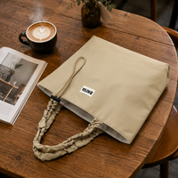 Sac fourre-tout en nylon uni style décontracté avec bandoulière froncée et cordon de serrage, grande capacité, pour femme, idéal pour le shopping quotidien