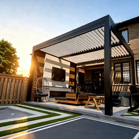 Pergola bioclimatique hybride murale autoportante en aluminium avec toit à lames motorisées pour espace de divertissement extérieur dans la cour