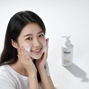 Mousse nettoyante éclaircissante Briall 500ml Nettoyant visage pour tous types de peaux Formule K Beauty - Product Image 1