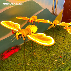 Momovalley 52cm DC12V IP65 Éclairage de jardin LED dynamique en forme d'abeille <span class=keywords><strong>3D</strong></span> étanche avec des ailes mobiles pour la décoration de la maison, Halloween et Pâques - Product Image 1