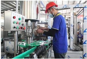 Línea automática de producción de llenado de agua pura Máquina de llenado de agua de barril grande de agua mineral pura de cinco galones - Product Image 4