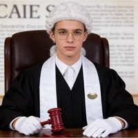 Accessoires de costume de juge pour Halloween, ensemble de six pièces comprenant une perruque, un marteau en plastique, des lunettes rondes, des gants et plus encore
