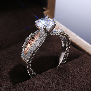 Anello di Diamanti F507 per Donna in Oro Bianco, Taglio Brillante Naturale Rotondo, Colore G, Anello di Fidanzamento con Diamanti Laterali - Product Image 2