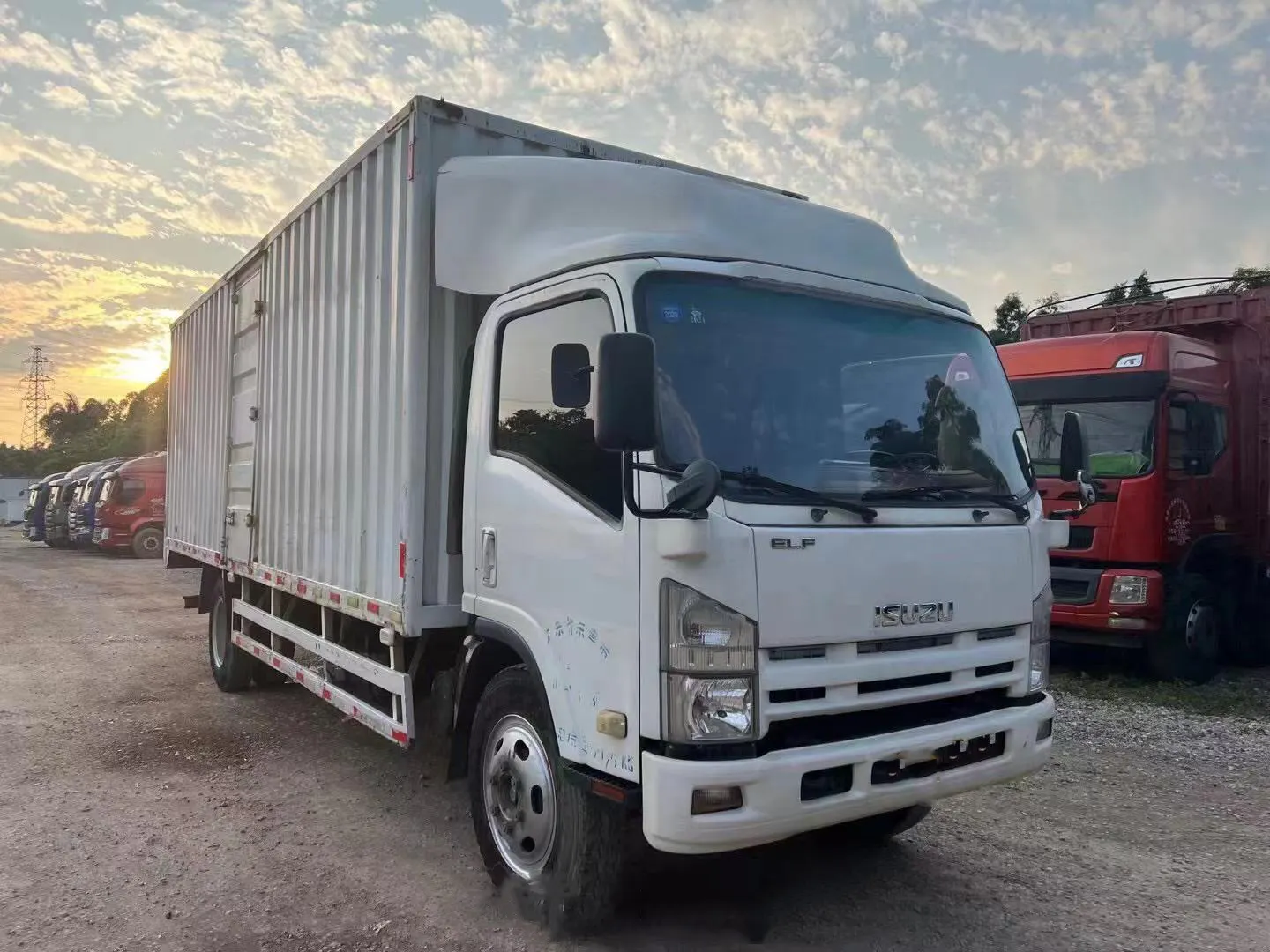 Venta caliente Isuzu Elf Box van camión y camión de carga CAMIÓN DIESEL