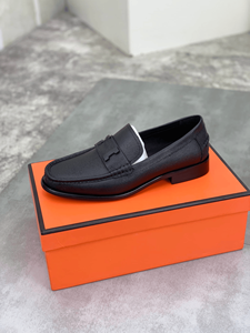 Elegantes mocasines de cuero con detalles metálicos para hombre, calzado sin cordones para la oficina y el día a día. - Product Image 5