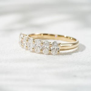 Anello con Diamante Ovale Coltivato in Laboratorio 5*3mm, Fede Eternity in Oro Massiccio 10k, Pronto per la Spedizione - Product Image 3